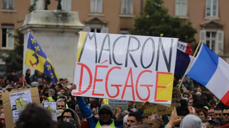 "Ta fin approche Manu" : une manifestation pour fêter les 3 ans des Gilets Jaunes à Lyon