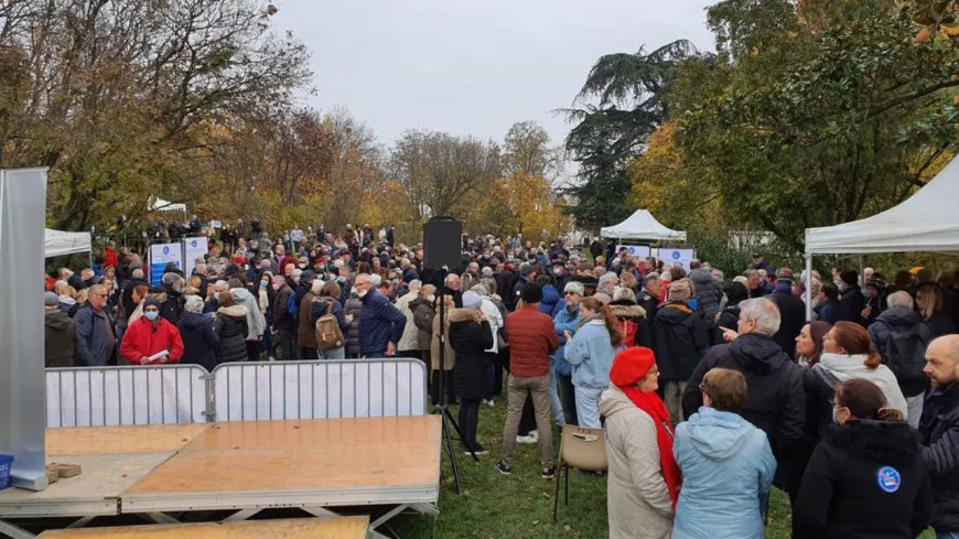 Des centaines de personnes rassemblées à Sainte-Foy-lès-Lyon contre le téléphérique