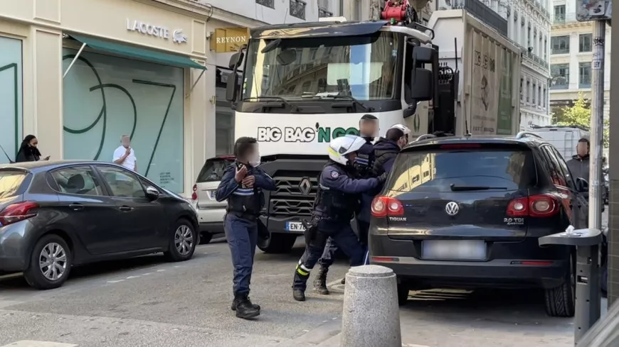 Lyon : après des roues arrière à scooter, il percute une voiture en plein centre-ville