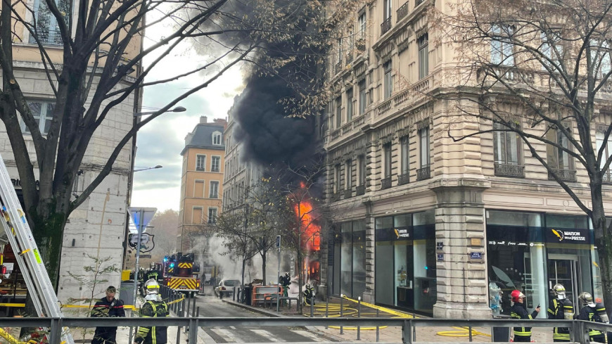 Lyon : un violent incendie ravage une enseigne dans le Vieux-Lyon, une odeur de br&ucirc;l&eacute; en centre-ville