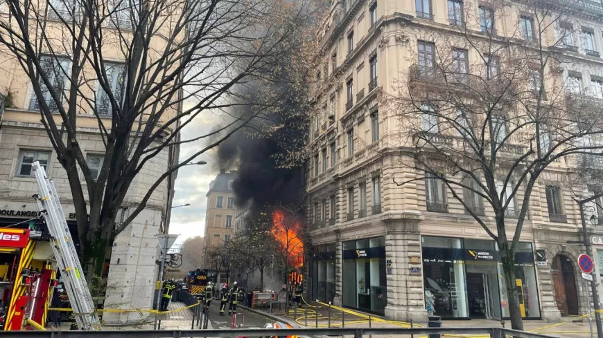 Vieux-Lyon : des pompiers toujours mobilisés ce mardi après le violent incendie d’un commerce 