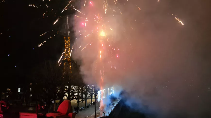 Lyon : un feu d'artifice pour la mise en lumière du "Merci Marie" sur la colline de Fourvière