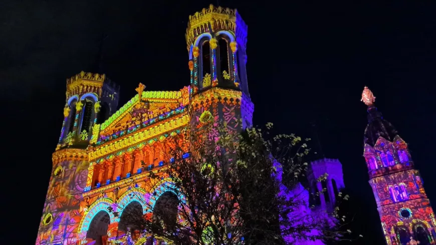 Lyon : la façade de la basilique de Fourvière s’illumine avec le spectacle de la Région des Lumières (PHOTOS)