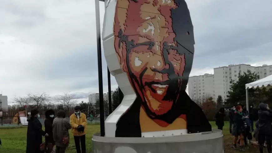 Une stèle en hommage à Nelson Mandela érigée à Vaulx-en-Velin