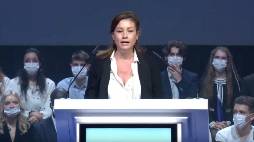 L'ancienne candidate RN à Lyon, Agnès Marion, monte sur scène au meeting d'Eric Zemmour