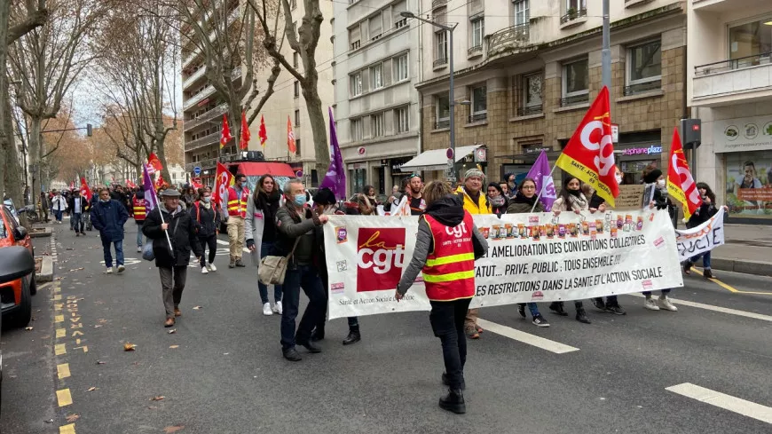 Environ 3000 personnels de santé manifestent à Lyon
