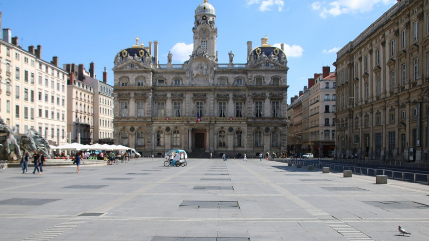 Un rassemblement &quot;pour un front populaire &eacute;cologique&quot; devant l'H&ocirc;tel de Ville de Lyon, le maire de Villeurbanne annonc&eacute;