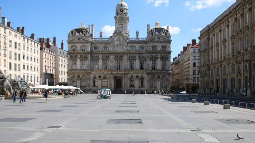 Un rassemblement "pour un front populaire écologique" devant l'Hôtel de Ville de Lyon, le maire de Villeurbanne annoncé
