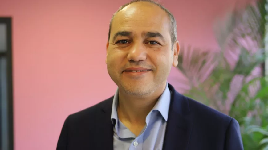 Municipales à Givors : victoire de Mohamed Boudjella qui retrouve son écharpe de maire