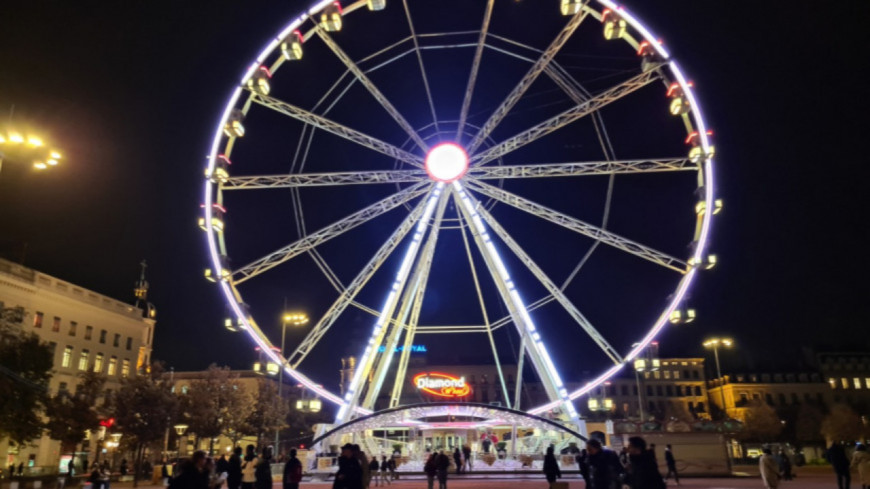 Lyon : la grande roue de la place Bellecour tourne sans l'autorisation n&eacute;cessaire
