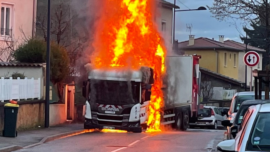 Pr&egrave;s de Lyon : un camion poubelle qui roule au gaz prend feu
