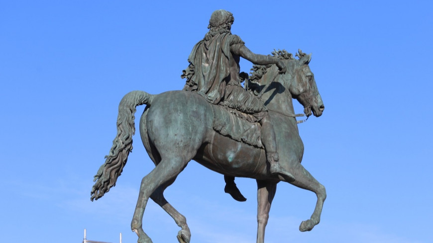 Lyon : la statue de Louis XIV se refera une beaut&eacute; place Bellecour &agrave; l'automne