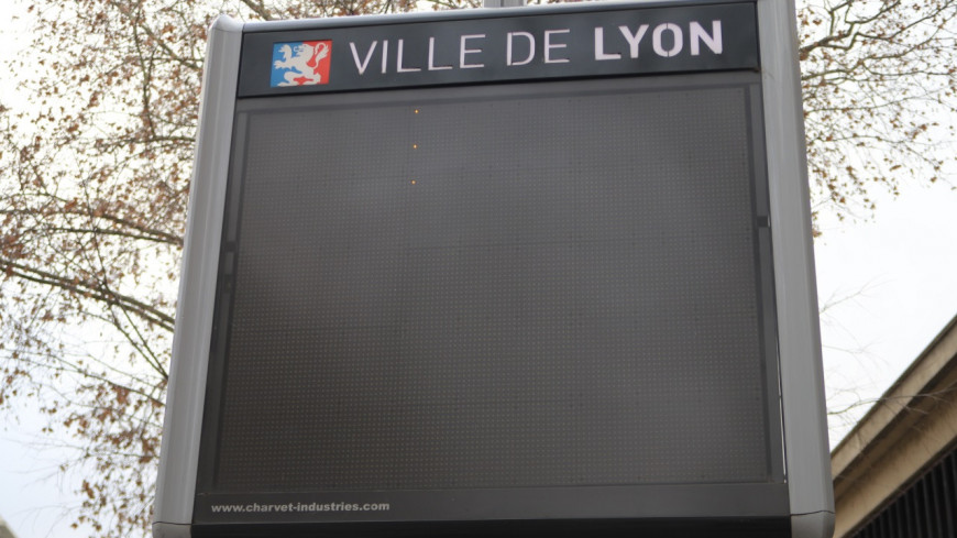 Lyon : les panneaux lumineux d&eacute;finitivement d&eacute;mont&eacute;s par les &eacute;cologistes