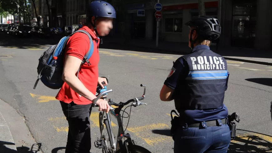 Cyclistes contre le port obligatoire du casque à Lyon : le sénateur EELV Thomas Dossus s'opposera à la proposition de loi