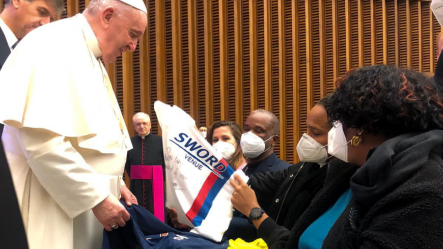 Wendie Renard (OL) rencontre le pape Fran&ccedil;ois et lui offre deux maillots de foot !