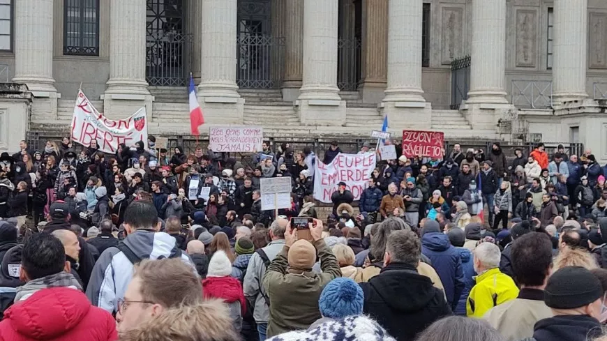Lyon : les anti-pass sanitaire accusent la préfecture du Rhône "d'invisibiliser" leurs cortèges