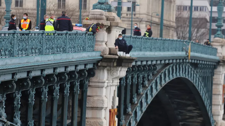 Lyon : importante opération de secours sur le pont de l’Université où un homme menaçait de sauter dans le vide