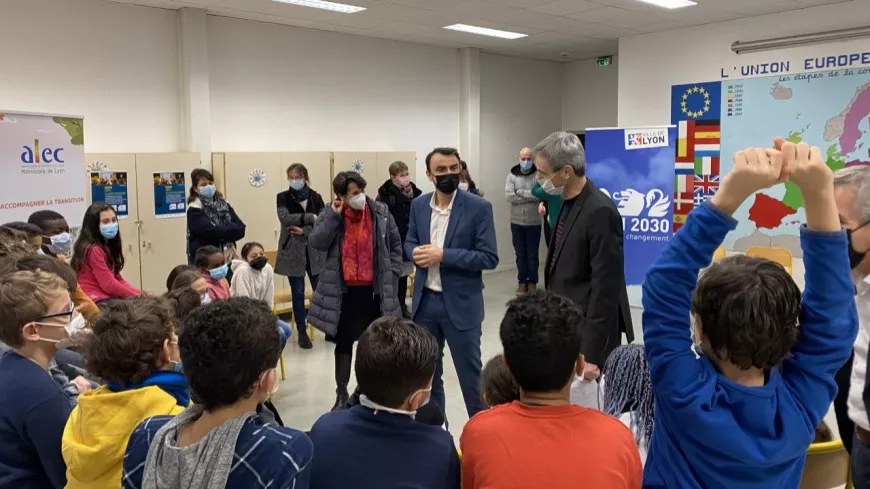 Lyon : Grégory Doucet en visite dans une école chauffée au biogaz