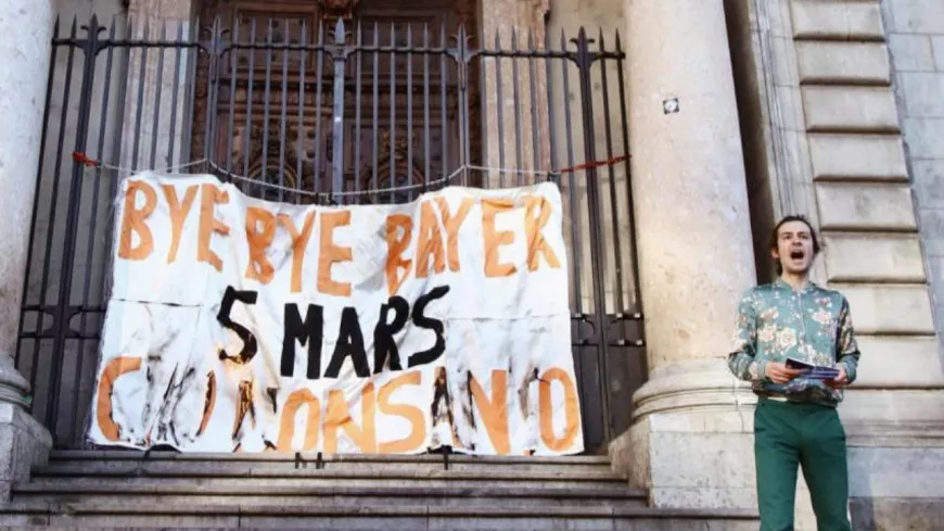 Lyon : ils accrochent aux grilles de l’Hôtel de Ville une banderole appelant au départ de Bayer