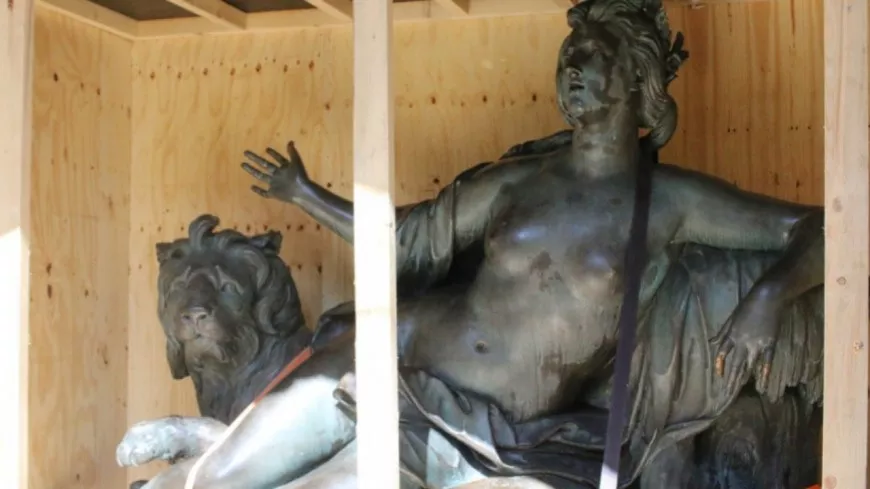 Le Rhône et la Saône, les deux statues des frères Coustou, installées ce mardi au sein du Musée des Beaux-Arts