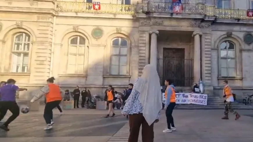 Lyon : en soutien aux Hijabeuses, des femmes voilées jouent au football devant la mairie
