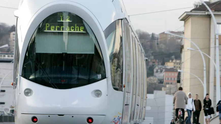 Fête du livre de Bron : le Sytral dépose 400 livres dans les rames de tramway à Lyon