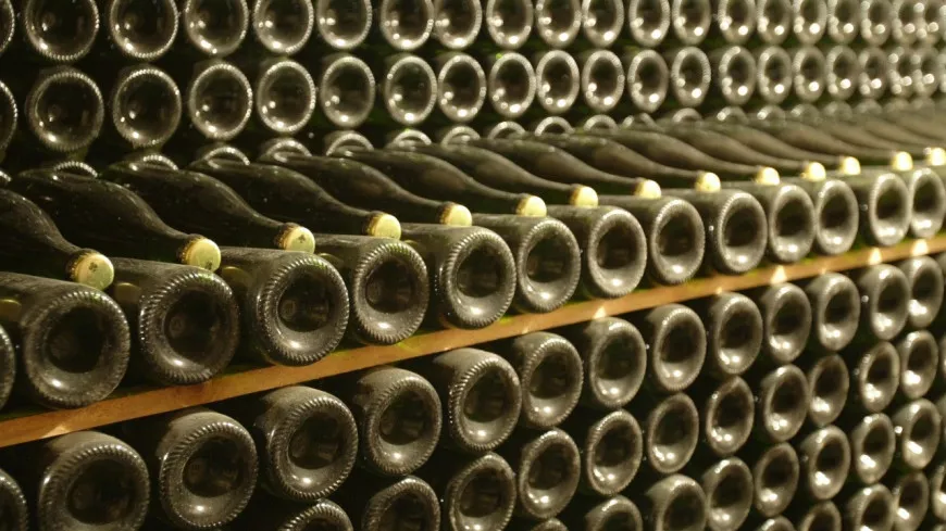 Près de Lyon : il échange les étiquettes de 325 bouteilles de vin pour les payer une misère