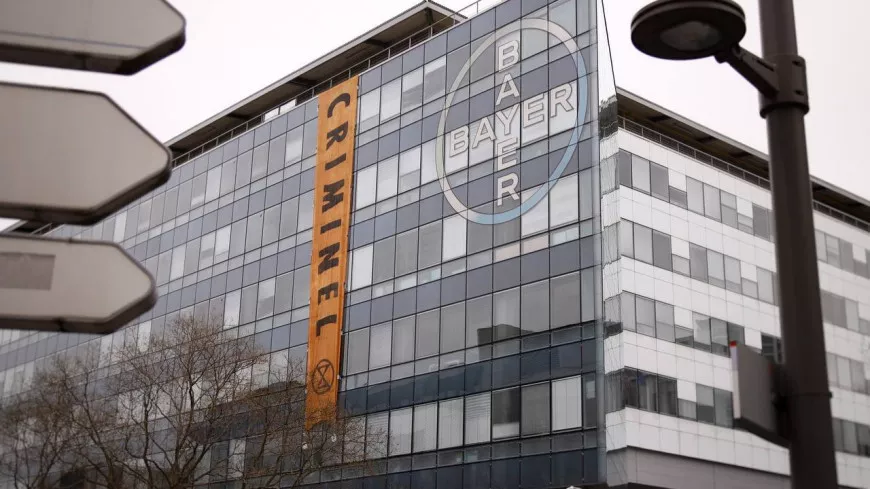 Lyon : une semaine après, les anti-Bayer installent une banderole "Criminel" sur le siège du groupe allemand