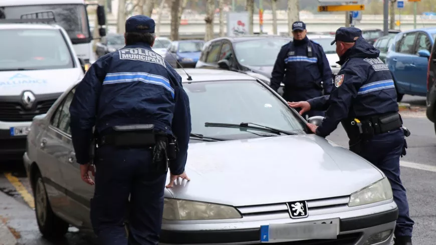 Décines-Charpieu : avec un véhicule volé, il prend la fuite et blesse un policier