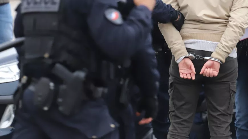 Lyon : interpellé pour vol par effraction, il porte des vêtements qu’il a dérobé le matin même