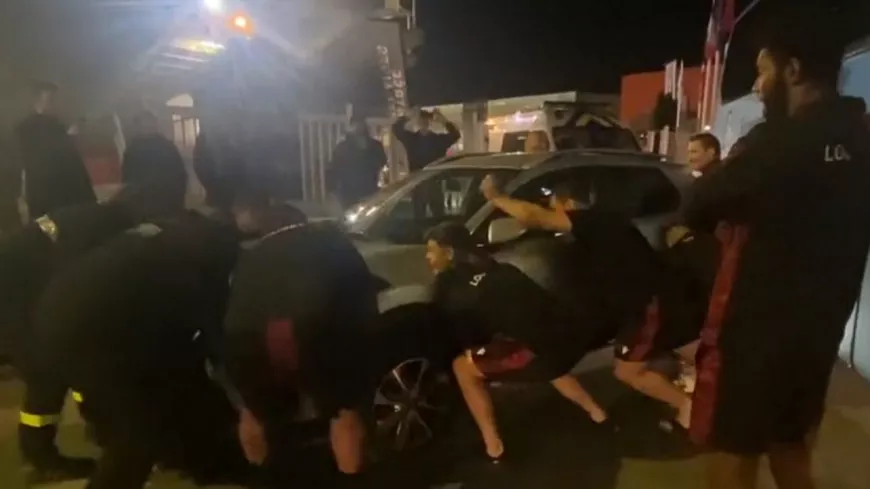 Insolite : les joueurs du LOU Rugby soulèvent la voiture mal garée qui bloque leur bus (VIDEO)