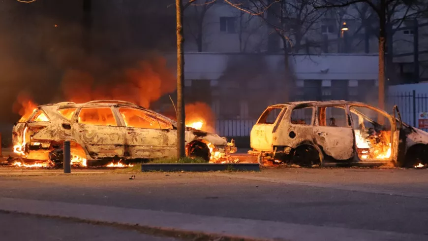 Près de Lyon : des véhicules incendiés, le sinistre se propage à un immeuble