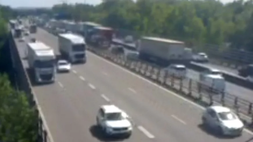 Près de Lyon : un camion perd son chargement sur l'autoroute, la Rocade Est coupée