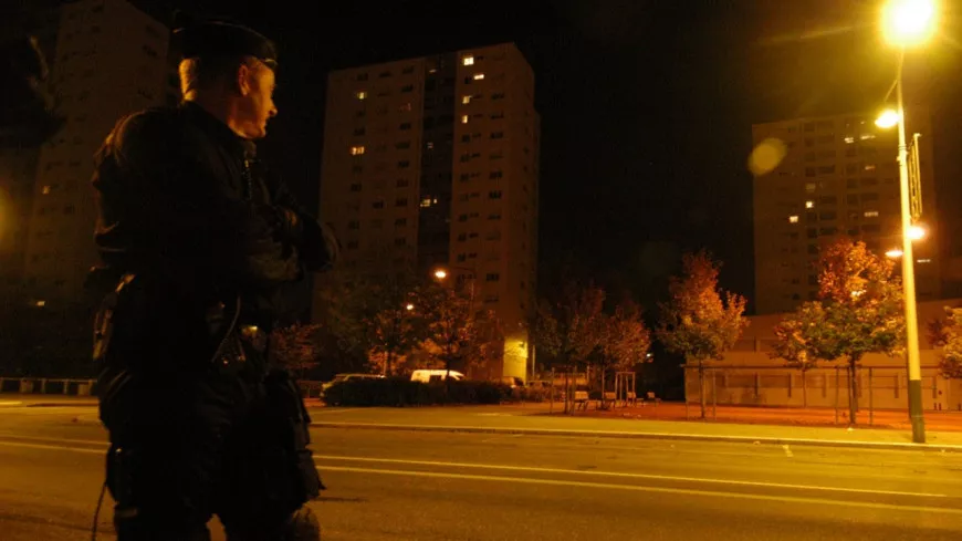 Un policier renversé lors d’un rodéo urbain : début d’émeute près de Lyon