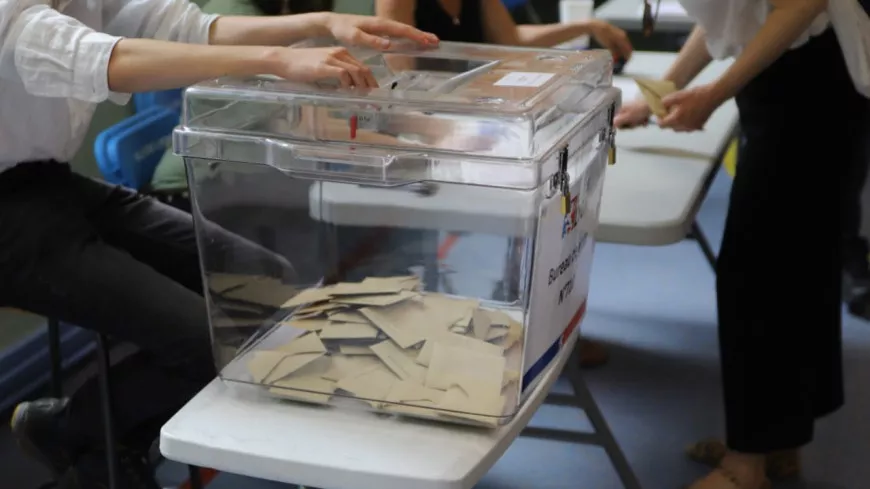 Présidentielle 2022 : des bulletins blancs mis à la disposition des électeurs, plus de 1200 votes annulés près de Lyon