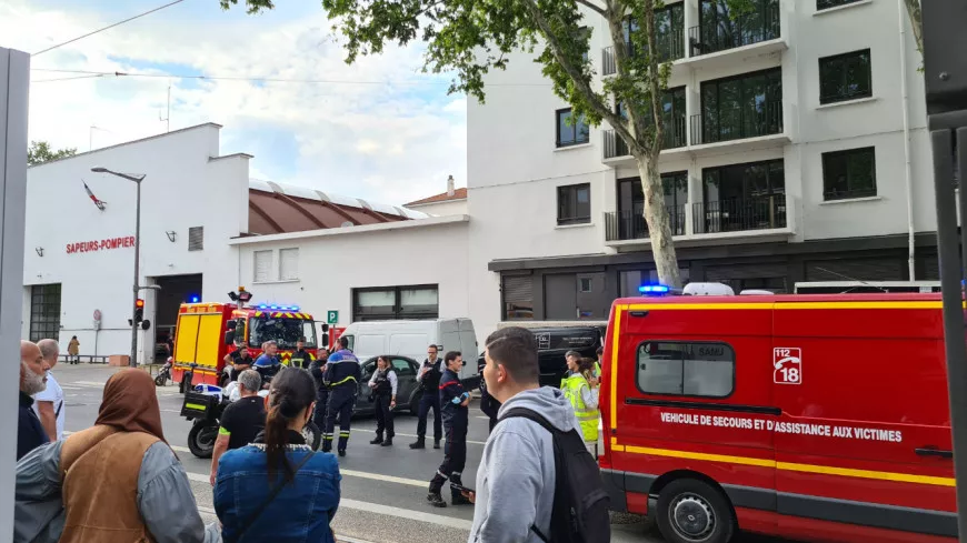 Lyon : violente collision entre un scooter et une voiture devant une caserne de pompiers