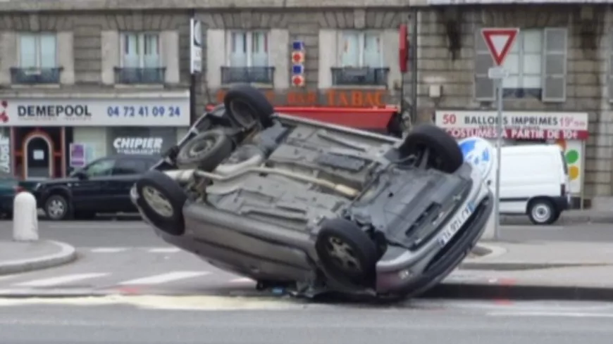 Lyon : la voiture se retourne lors d’un accident, trois blessés à déplorer