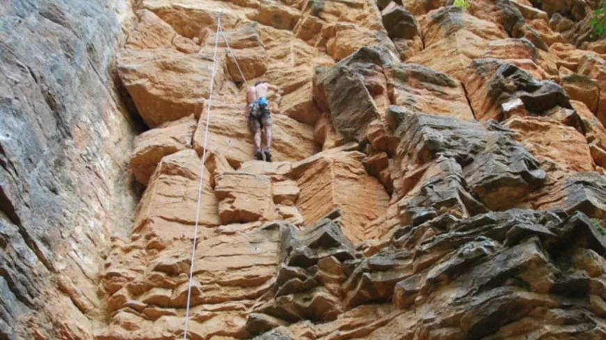 Près de Lyon : un homme pratiquant l’escalade chute d’une falaise