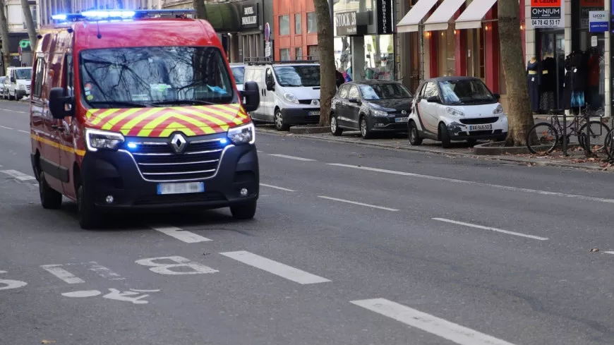 Lyon : le frein à main du camion de pompiers est desserré par une femme ivre, deux véhicules endommagés