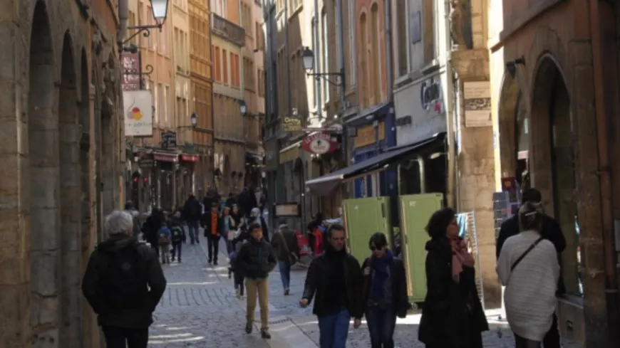Lyon : des points d’informations touristiques à la sortie du métro du Vieux-Lyon