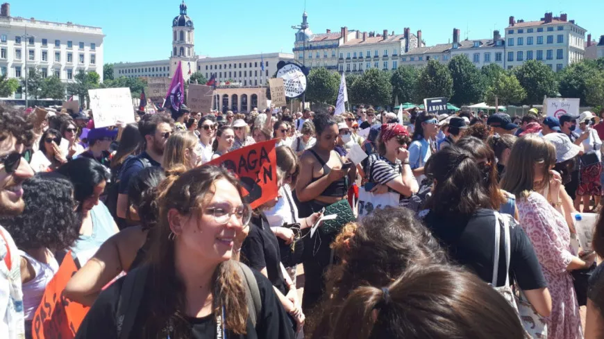 Cintres et pancartes à la main : à Lyon, 500 personnes se mobilisent pour le droit à l’IVG