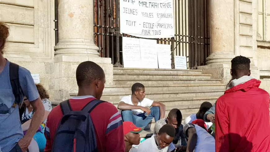 Lyon : une manifestation contre la mise à la rue des mineurs isolés