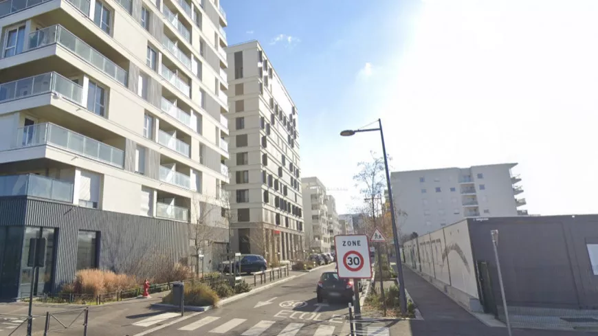 Près de Lyon : suspendu à un balcon, un homme fait une chute d'une dizaine de mètres