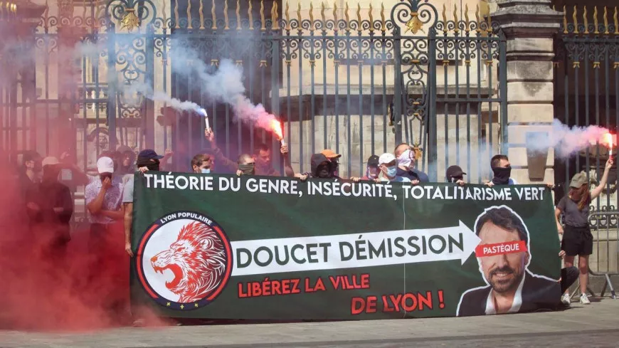 Lyon : les identitaires déploient une banderole "Doucet démission" devant l’Hôtel de Ville