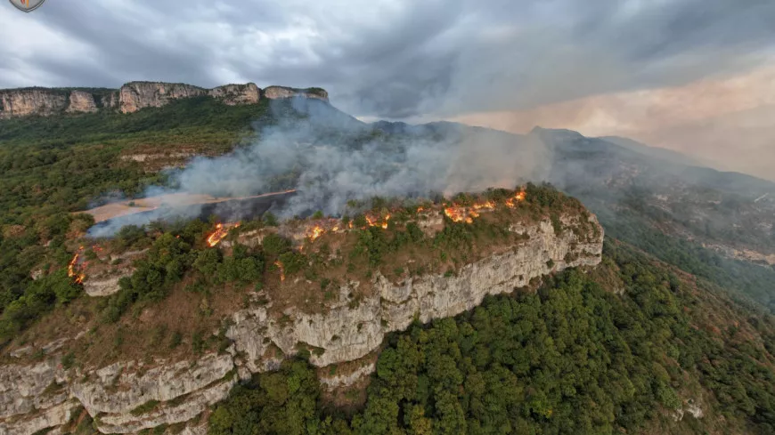 Dans la région : un terrible incendie en Isère, des Canadair déployés