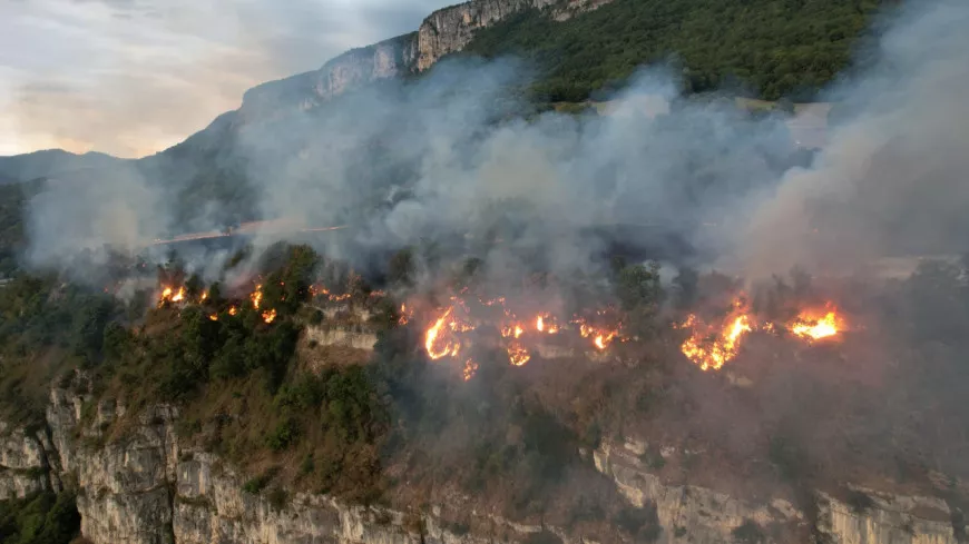 Dans la région : la foudre à l’origine de l’incendie qui ravage l’Isère