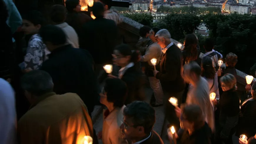 Lyon : montée aux flambeaux à Fourvière pour l’Assomption