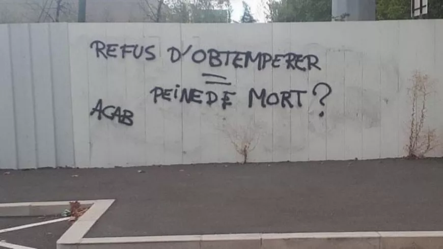 Des tags anti-police à Vénissieux près du lieu du contrôle qui a fait deux morts