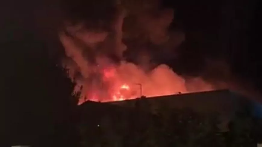 Villeurbanne : 80 pompiers mobilisés pour un immense feu d’entrepôt