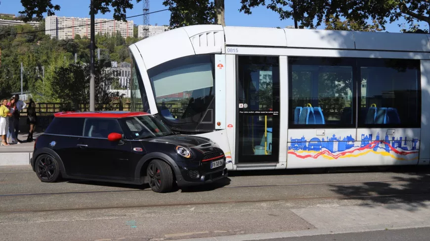 Lyon : il confond les voies du tramway avec la route, ça finit mal